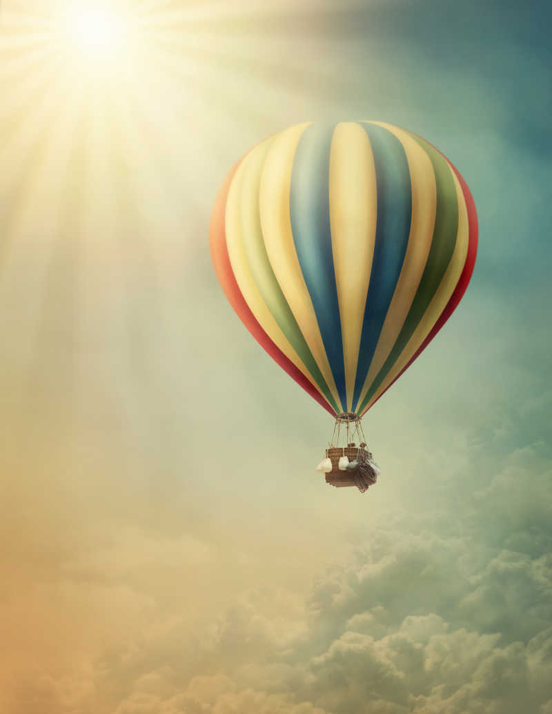 阳光下云层上空的热气球