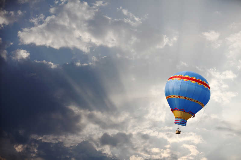 多云的天气里飞行的热气球