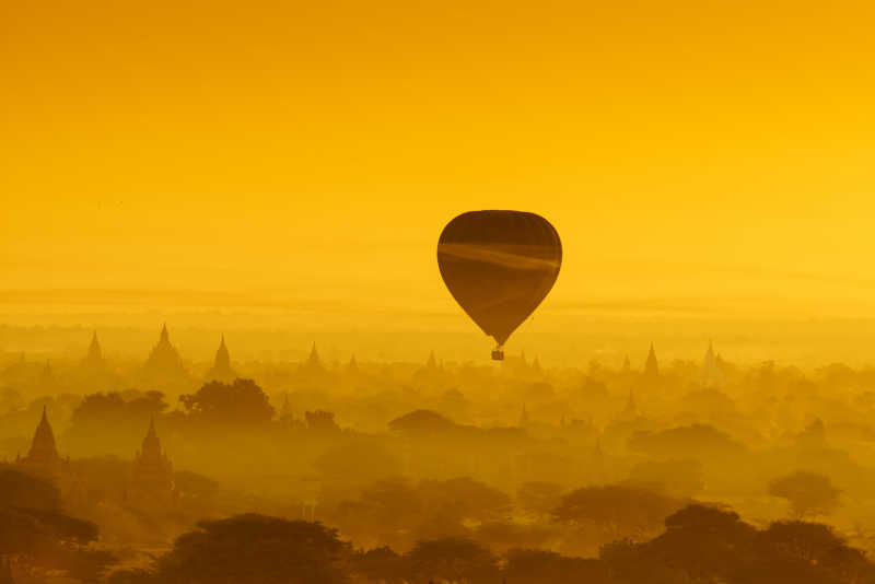 淡黄色的缅甸巴甘平原上空的热气球