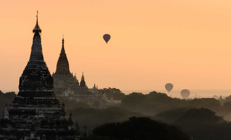 日落背景下的Bagan城市的热气球