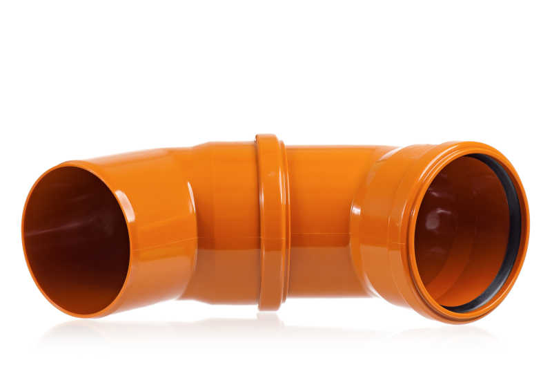 白色背景下的橙色排水管