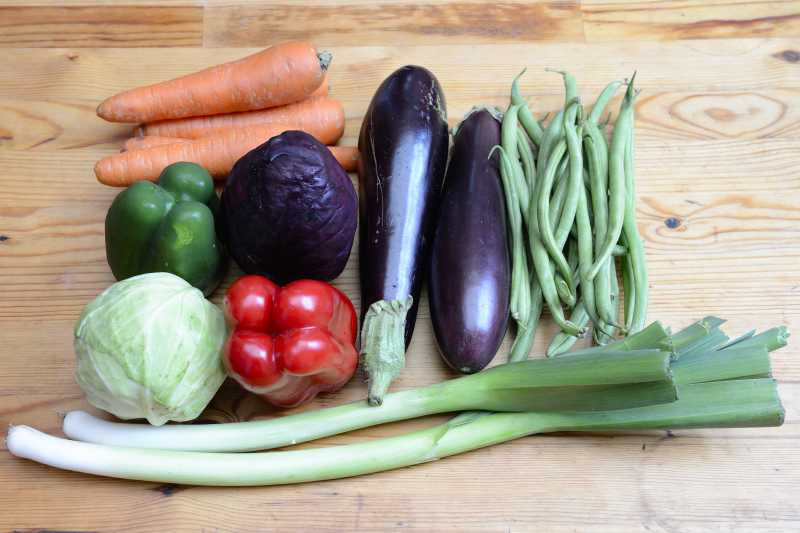 木板上的蔬菜