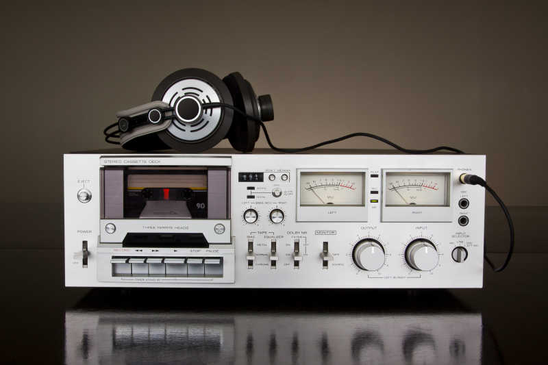 老式盒式磁带录音机