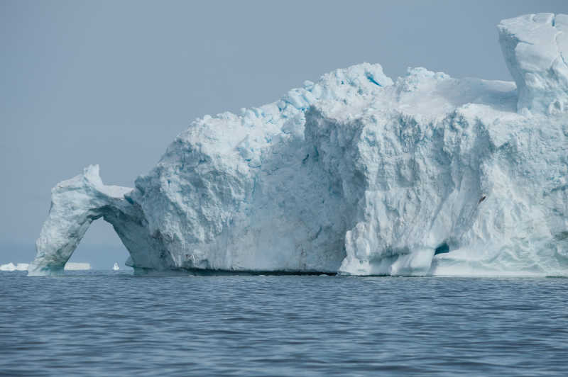 南极巨大的冰山在海面上