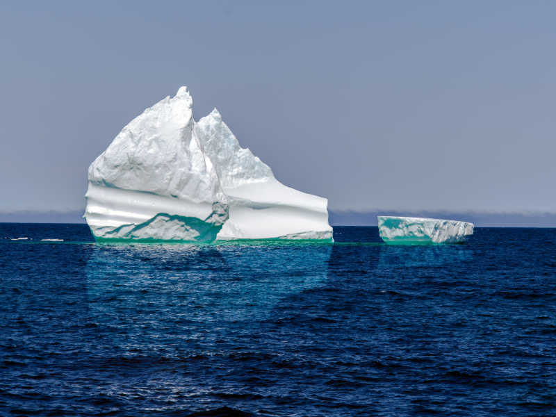 海上漂浮的白色冰山