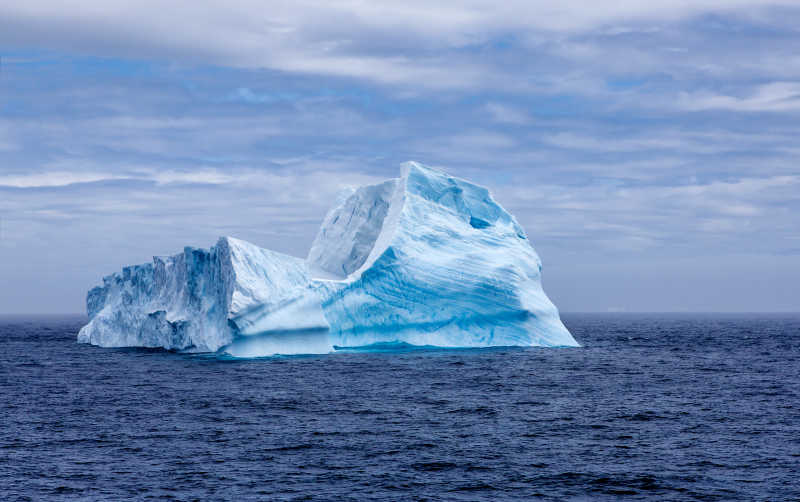 巨大的冰山在海上