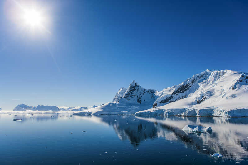 南极洲天堂湾的冰山景色