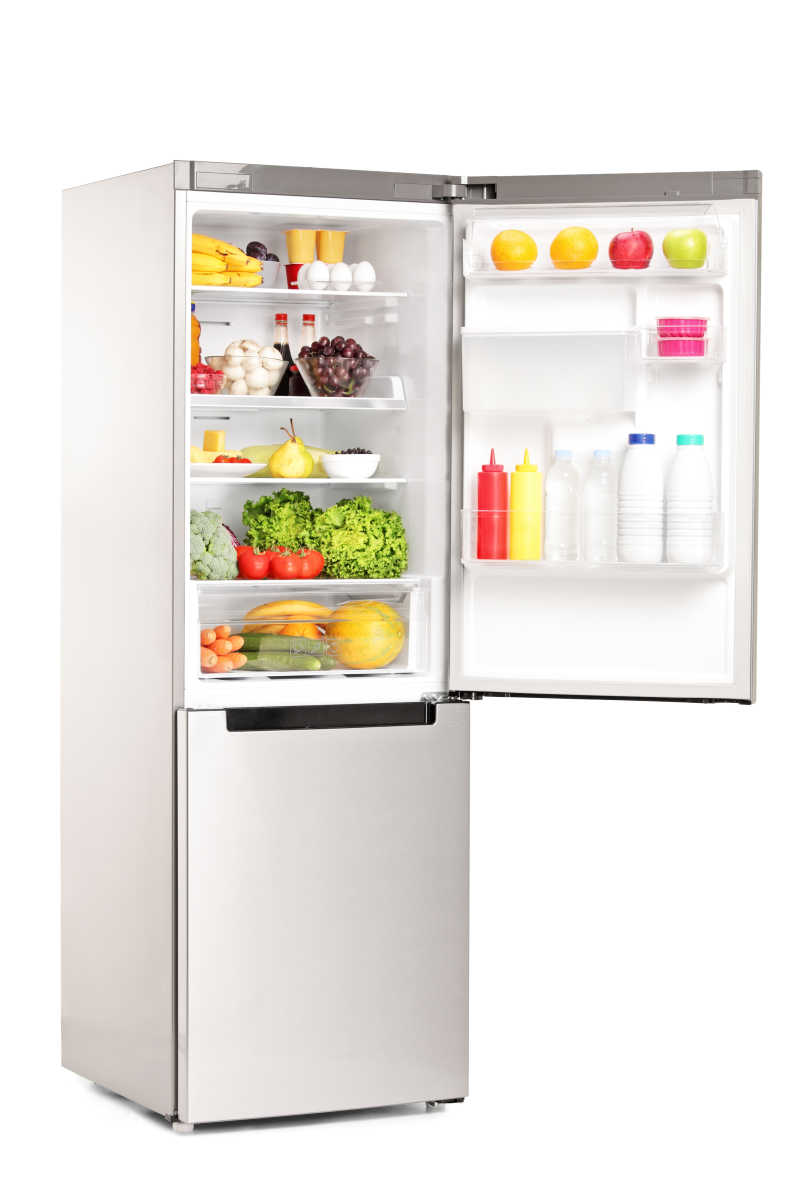 一个敞开的装满食物的冰箱