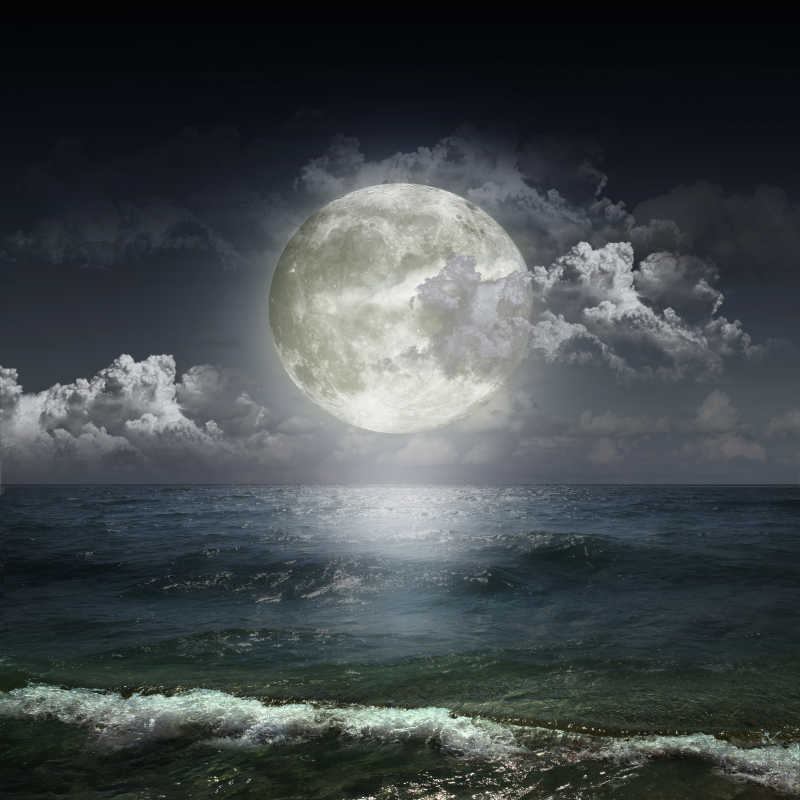 倒映在水面波浪中的蓝色月亮