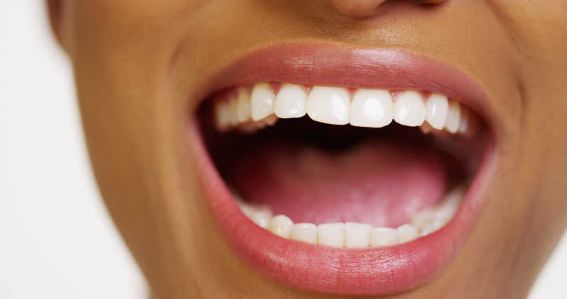 非洲妇女露着牙齿微笑的特写镜头