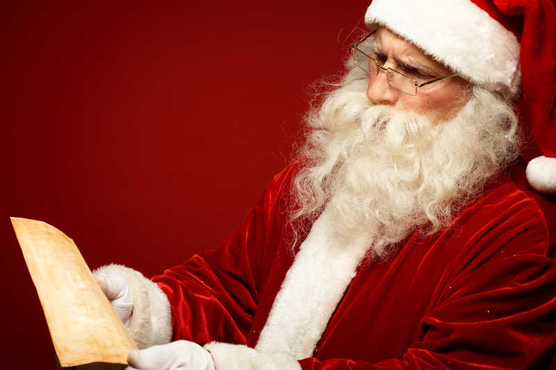 圣诞老人在看他手里看着圣诞信