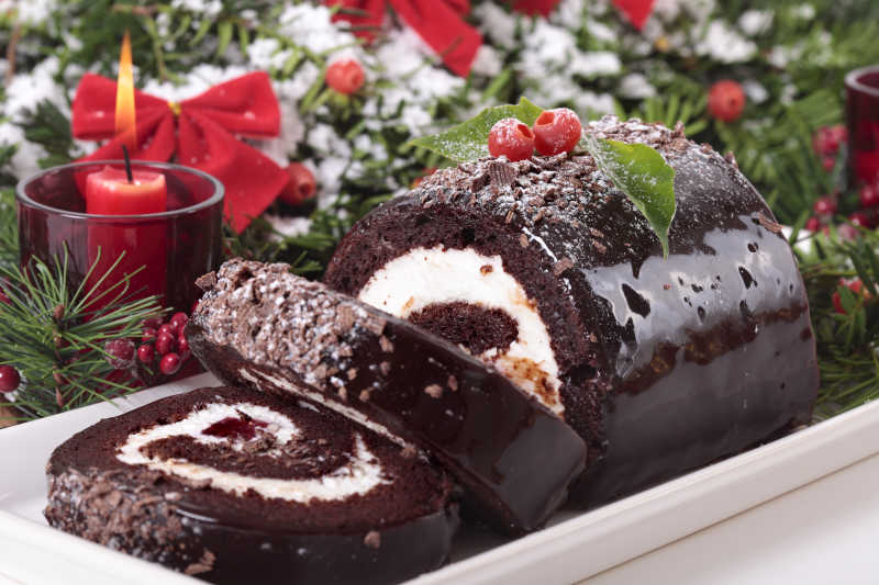 圣诞节背景下的巧克力蛋糕