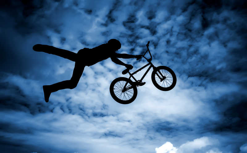 大学生与自行车在空中的画像
