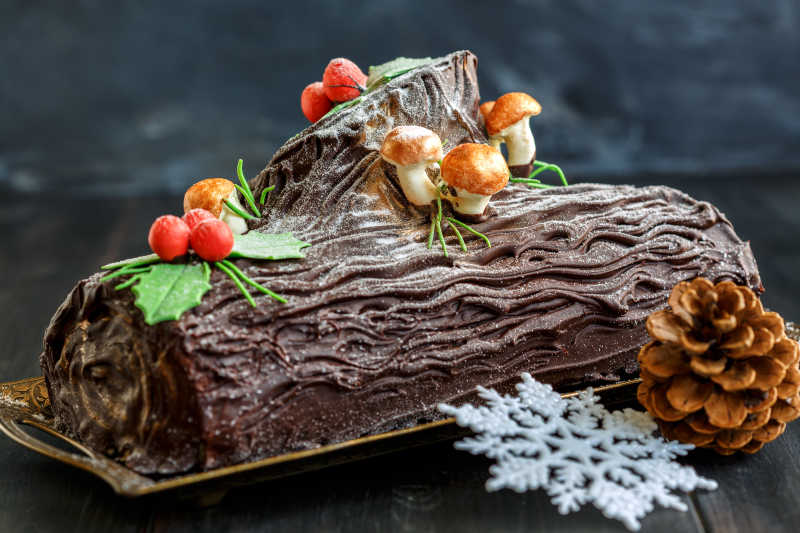 木制餐桌上的巧克力圣诞蛋糕