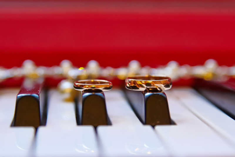 钢琴键背景下的结婚戒指