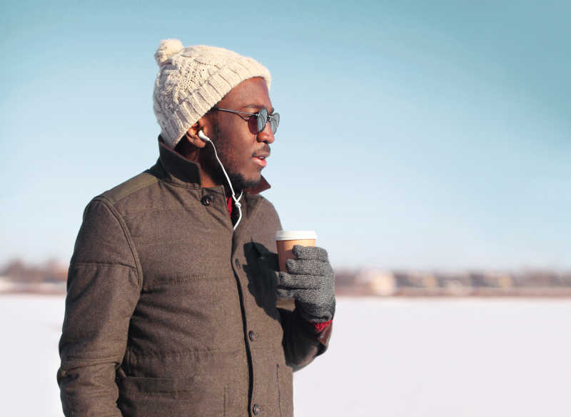 青年男子在寒冷的冬天享受喝咖啡