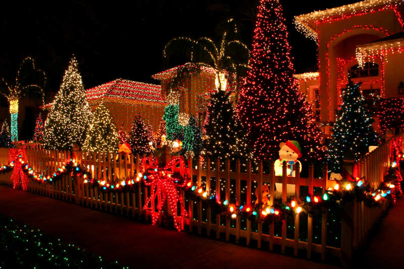 用霓虹灯装饰的圣诞树和房子