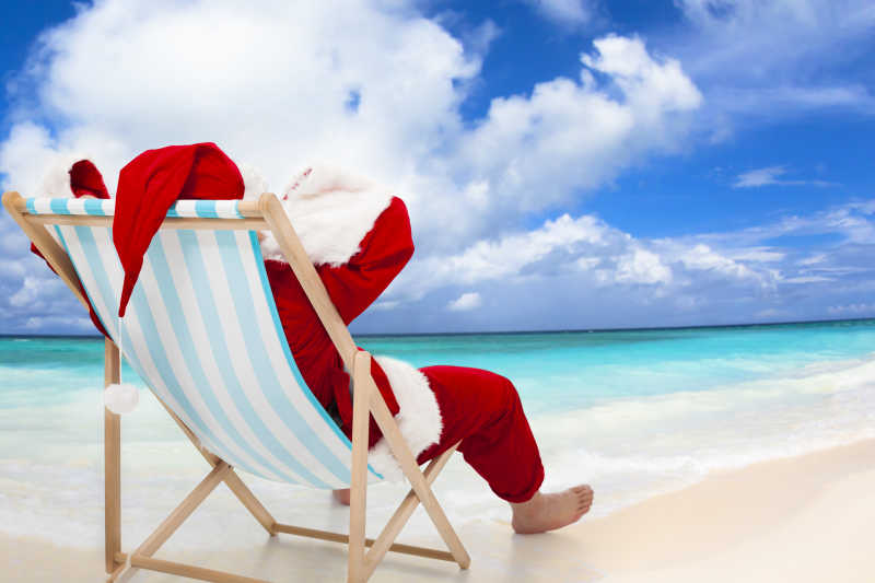 海滩上躺在躺椅上的圣诞老人