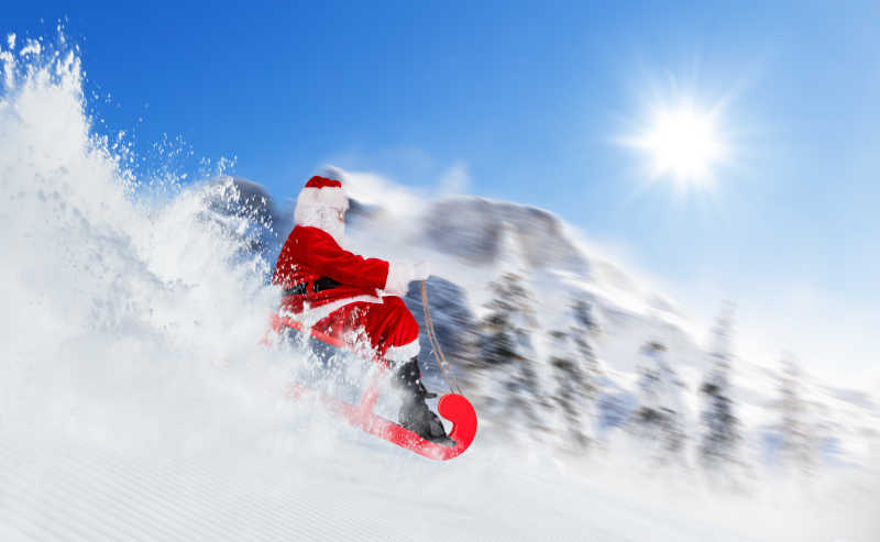 穿着圣诞老人衣服坐着雪橇的人