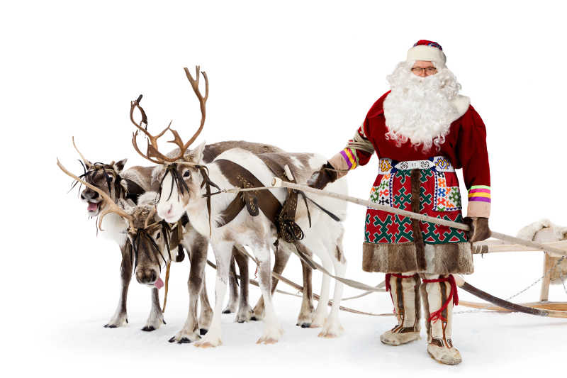 穿着圣诞老人服饰的人与他的驯鹿