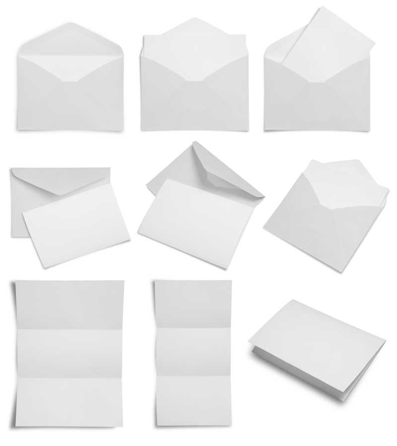白色背景下的白色信封与纸