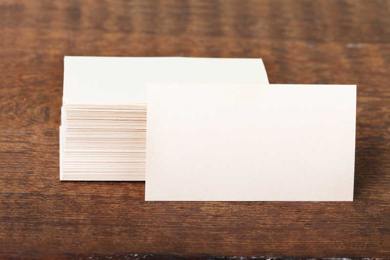 木制背景上堆叠的空白纸张