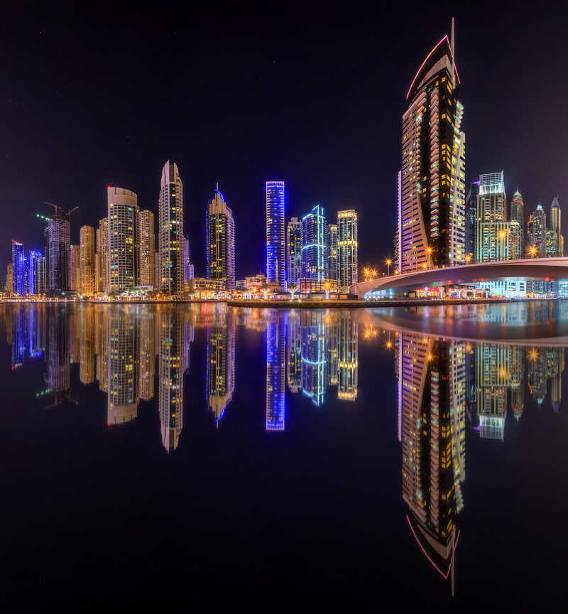 迪拜的滨海湾夜景