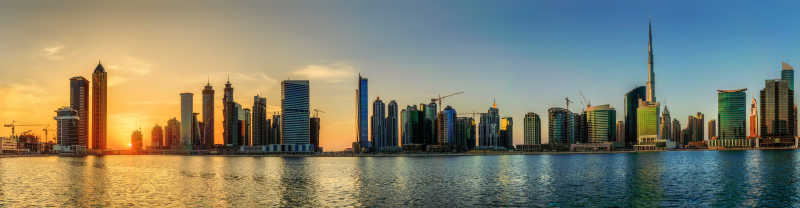 日出下的迪拜商业湾