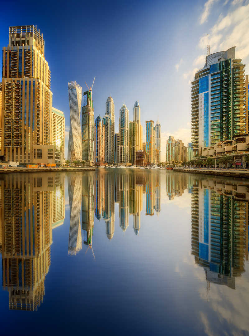 迪拜滨海湾的全景建筑