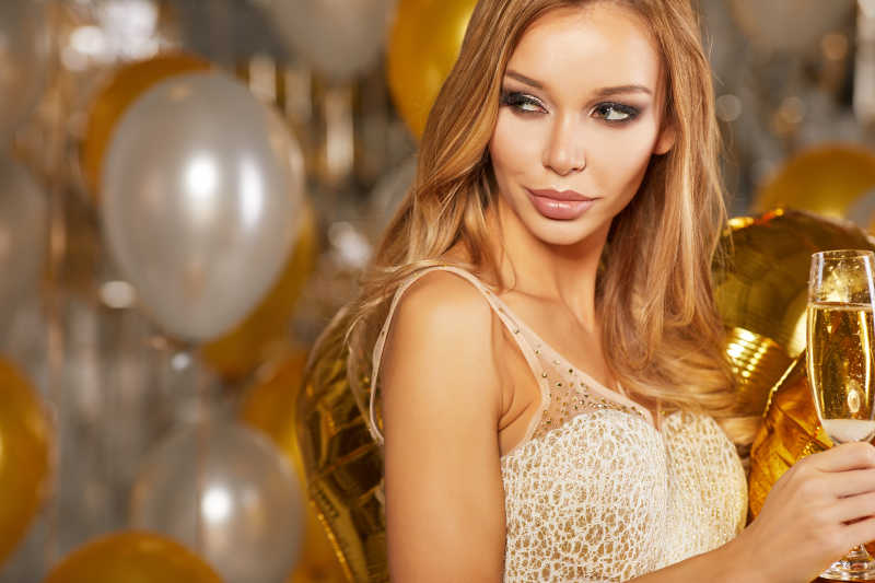 金色气球和丝带之间的金发女郎画像