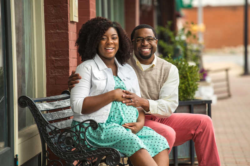 非裔美国孕妇与丈夫