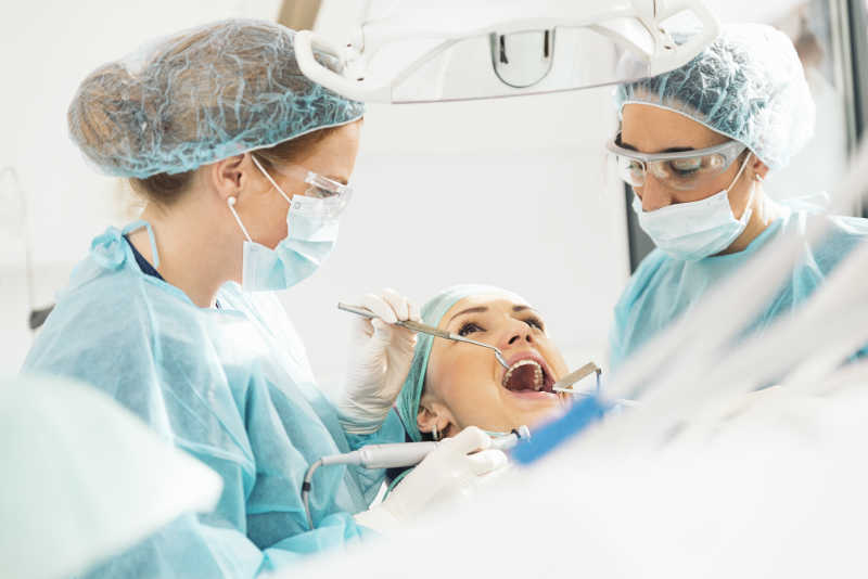 正在给病人做手术的牙科医生