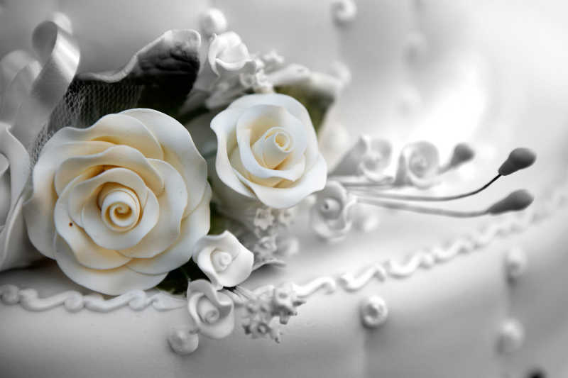 蛋糕上的白色鲜花