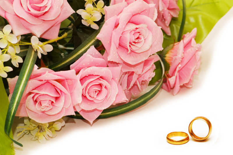 粉色鲜花的金色婚戒