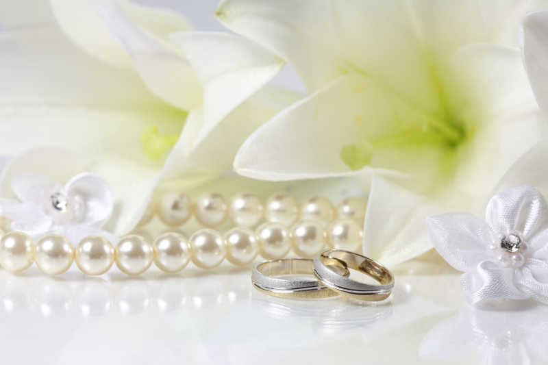 花朵装饰珍珠和戒指