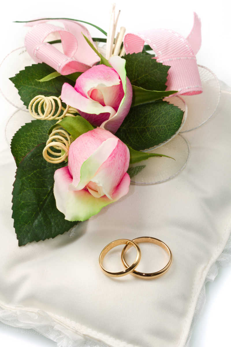 鲜花和结婚对戒