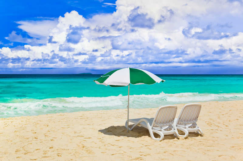 热带海滩的椅子和遮阳伞