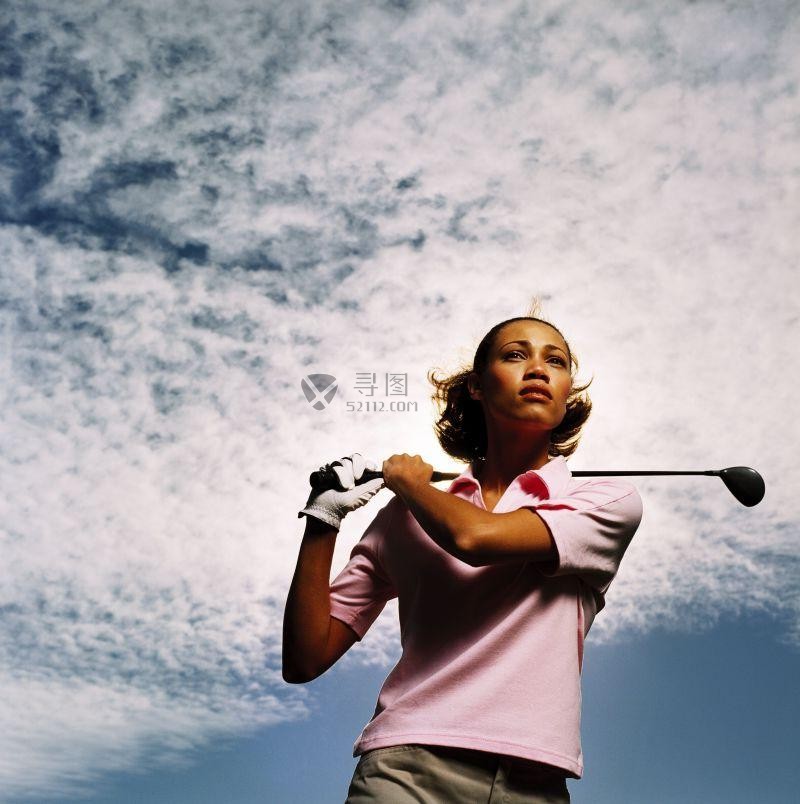 户外打高尔夫的女性