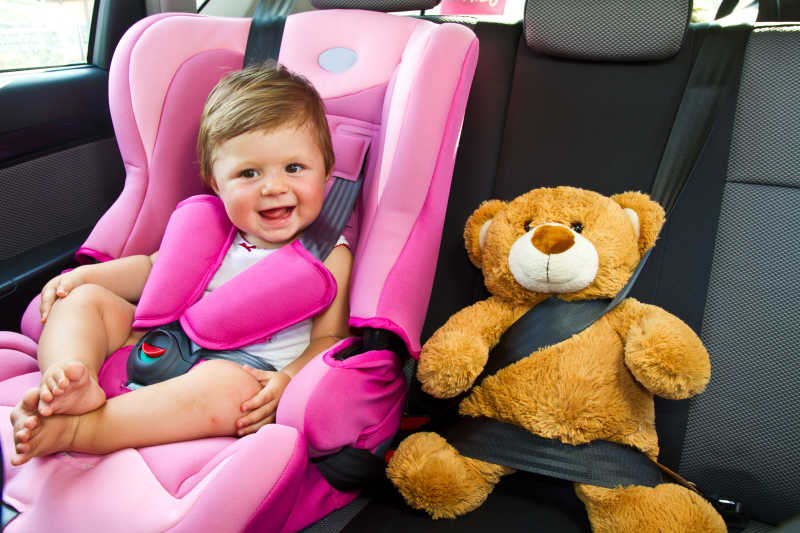 车座上的婴儿和泰迪熊玩偶