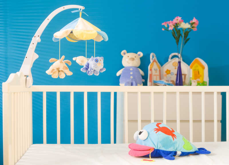 儿童房的婴儿床和婴儿玩具
