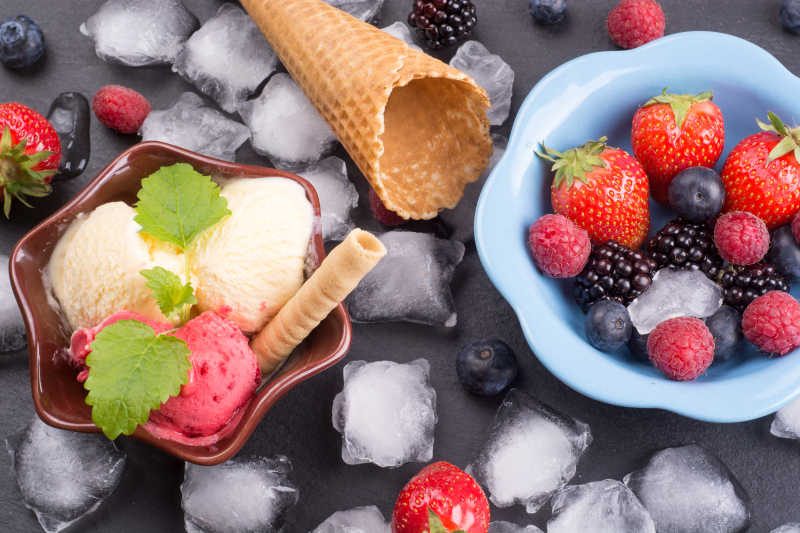 板岩上的冰淇淋和浆果