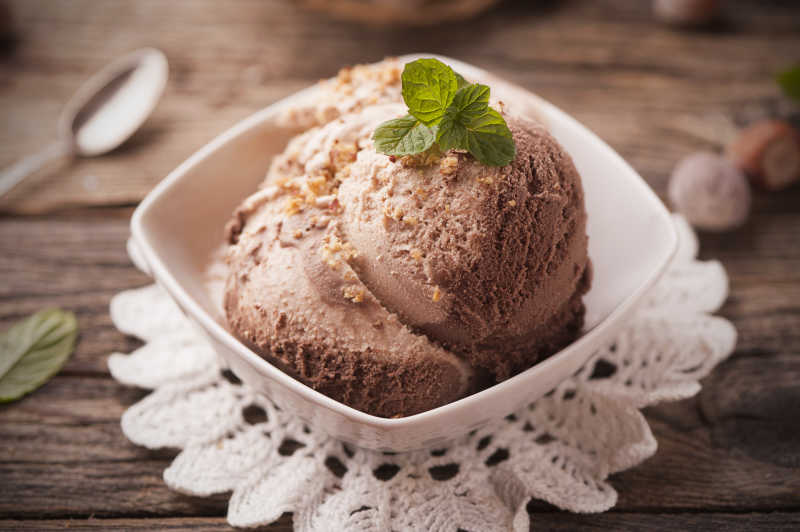 木板上的巧克力冰淇淋