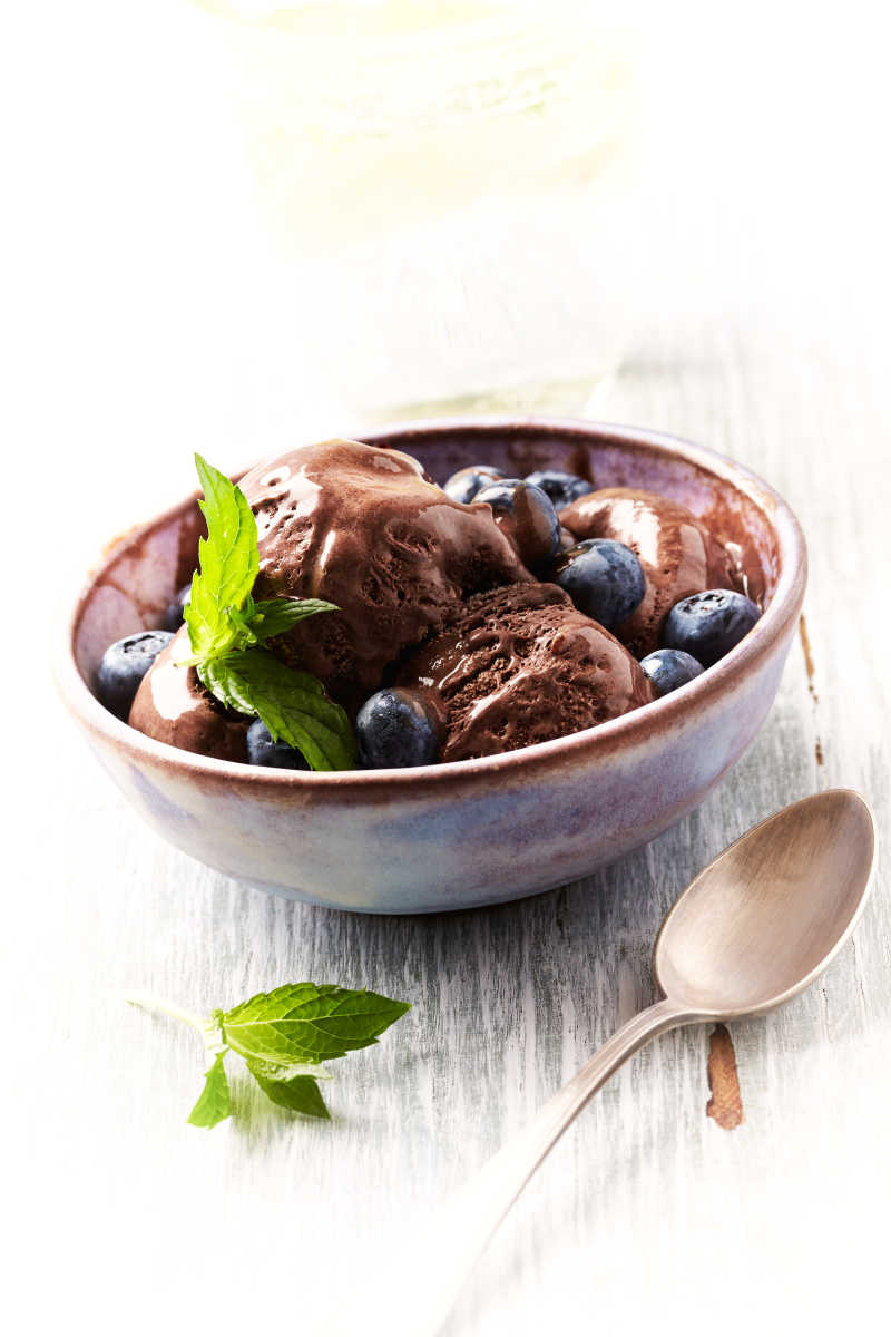 巧克力冰淇淋配蓝莓和薄荷叶