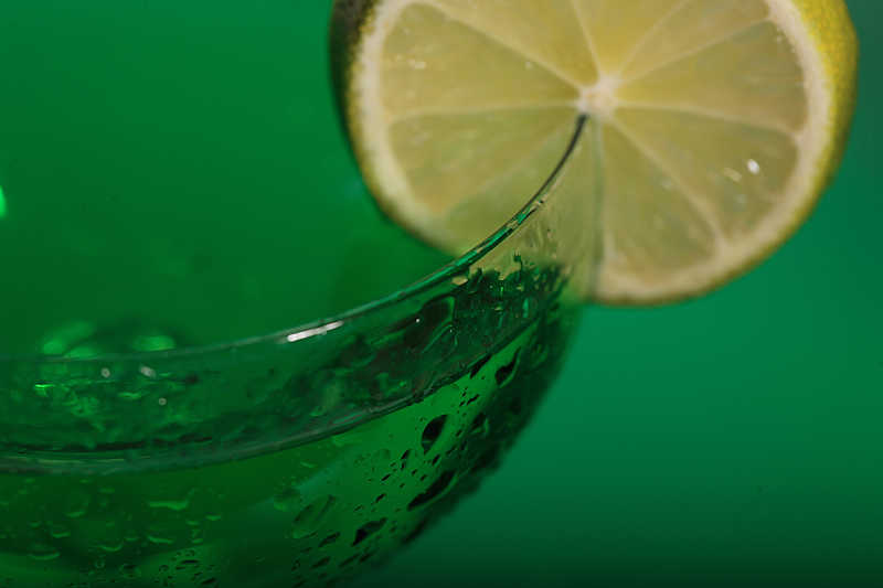 杯子里的绿色鸡尾酒饮品
