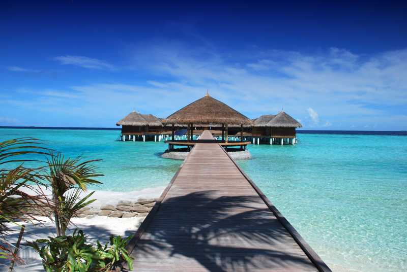 阳光明媚的马尔代夫热带岛屿度假胜地