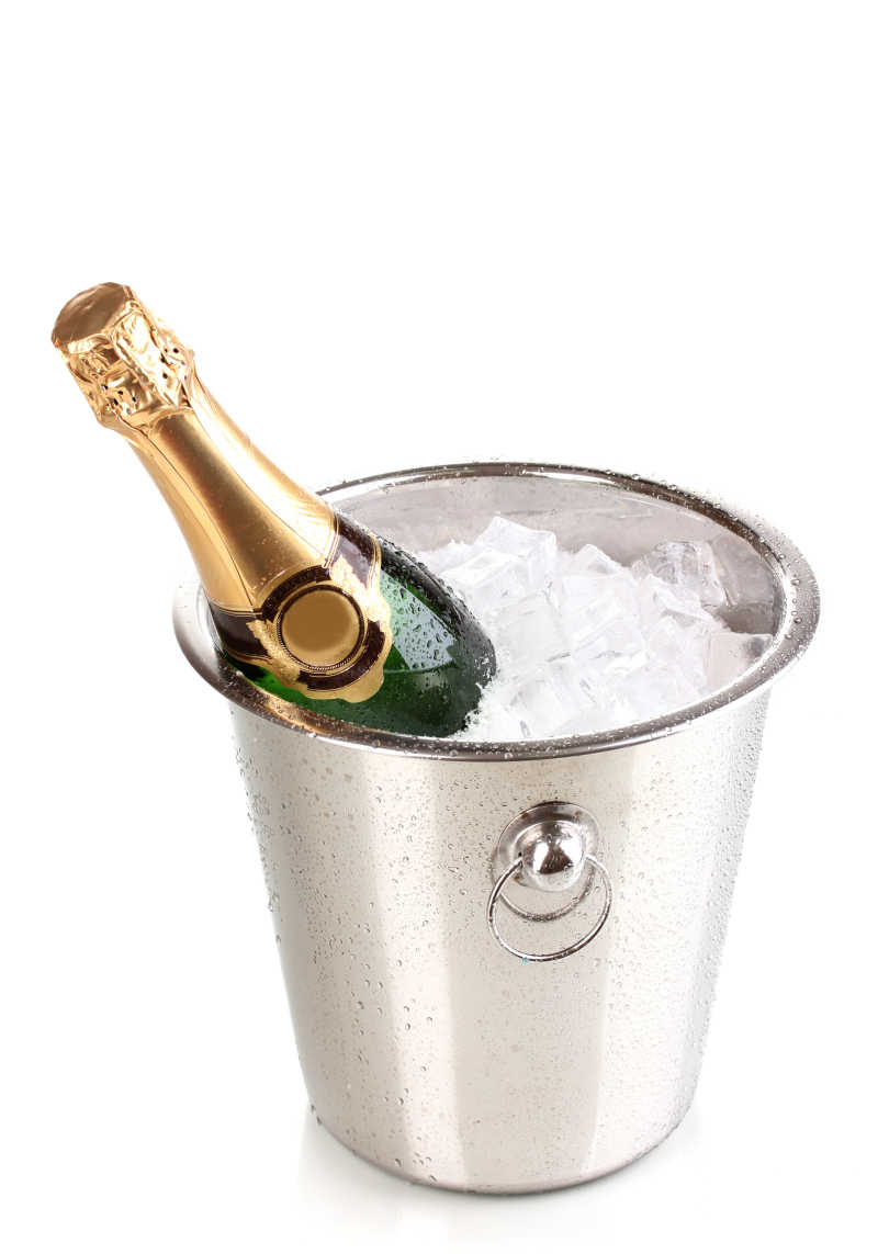 一桶香槟装在白色的桶里