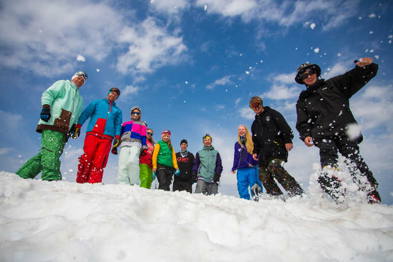 一群人站在雪地上