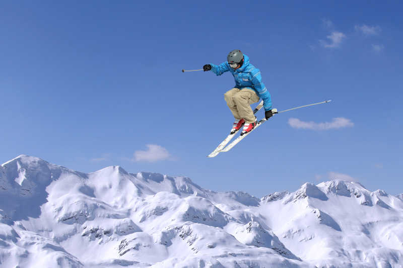 雪山上的跳台滑雪爱好者