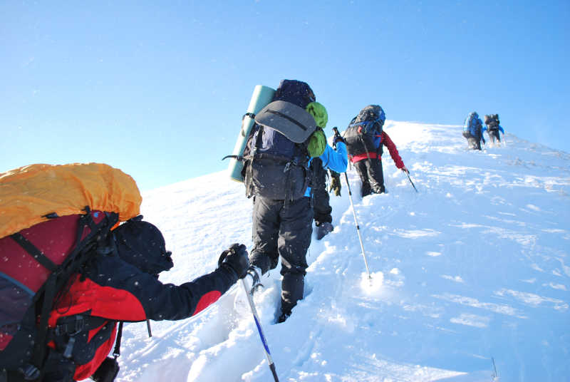 一群人攀登雪山