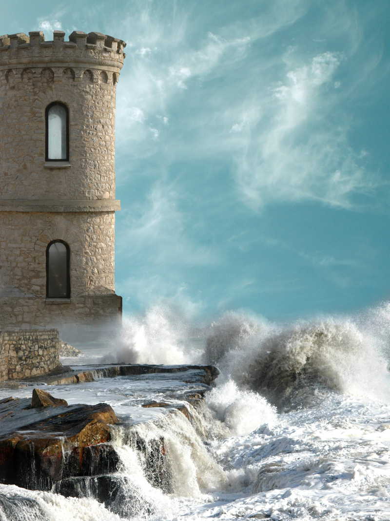 起伏的海岸和中世纪的塔楼